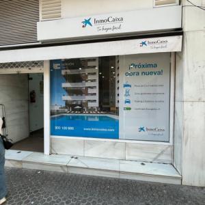 Rotulaci&oacute;n de cristal en inmoCaixa Sevilla.