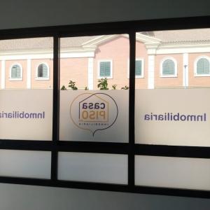 Rotulaci&oacute;n de cristal en vinilo &aacute;cido con impresi&oacute;n digital para CasaPiso en Dos Hermanas Sevilla.