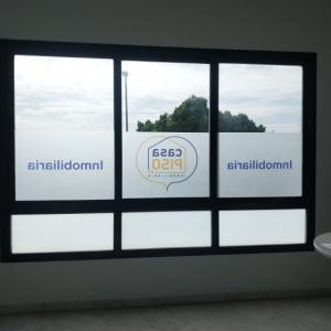 Rotulaci&oacute;n de cristal en vinilo &aacute;cido con impresi&oacute;n digital para CasaPiso en Dos Hermanas Sevilla.