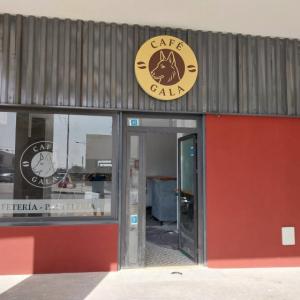 Rotulaci&oacute;n de cristal en vinilo &aacute;cido para Caf&eacute; Gala Sevilla.