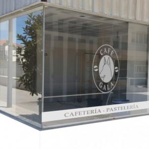 Rotulaci&oacute;n de cristal en vinilo &aacute;cido para Caf&eacute; Gala Sevilla.