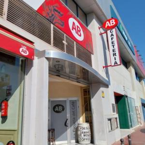 Rotulaci&oacute;n de cristal en vinilo &aacute;cido para Caf&eacute; AB Sevilla.