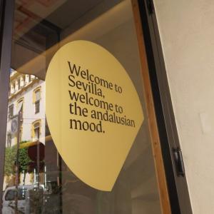 Rotulaci&oacute;n de cristal en vinilo de corte. Trabajos para Pobrelavaca.