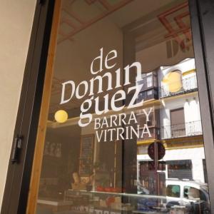 Rotulaci&oacute;n de cristal en vinilo de corte. Trabajos para Pobrelavaca.