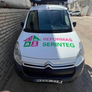 Rotulaci&oacute;n de furgoneta con vinilos de corte. Serinteg en Sevilla