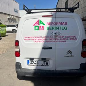 Rotulaci&oacute;n de furgoneta con vinilos de corte. Serinteg en Sevilla