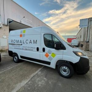 Rotulaci&oacute;n de furgoneta en impresi&oacute;n digital para Romalcam en Sevilla.