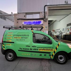 Rotulación de furgoneta en integral de Reanult Kangoo, con vinilos fundidos para Presupuestalia en Sevilla.