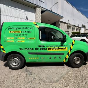Rotulación de furgoneta en integral de Reanult Kangoo, con vinilos fundidos para Presupuestalia en Sevilla.