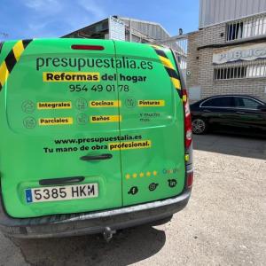 Rotulación de furgoneta en integral de Reanult Kangoo, con vinilos fundidos para Presupuestalia en Sevilla.