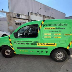 Rotulación de furgoneta en integral de Reanult Kangoo, con vinilos fundidos para Presupuestalia en Sevilla.