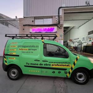Rotulación de furgoneta en integral de Reanult Kangoo, con vinilos fundidos para Presupuestalia en Sevilla.