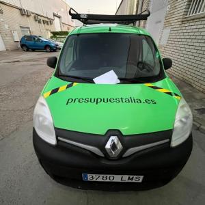 Rotulación de furgoneta en integral de Reanult Kangoo, con vinilos fundidos para Presupuestalia en Sevilla.