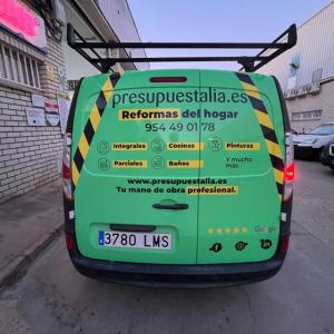 Rotulación de furgoneta en integral de Reanult Kangoo, con vinilos fundidos para Presupuestalia en Sevilla.