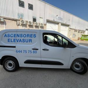 Rotulación de Furgoneta en vinilo de corte. Ascensores Elevasur en Sevilla 