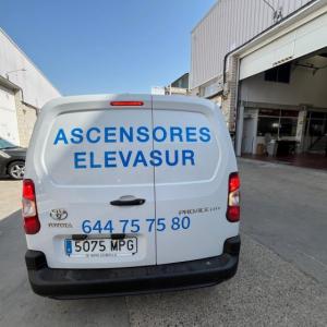 Rotulación de Furgoneta en vinilo de corte. Ascensores Elevasur en Sevilla 