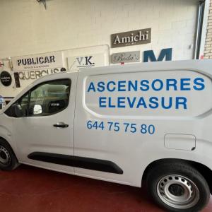 Rotulación de Furgoneta en vinilo de corte. Ascensores Elevasur en Sevilla 