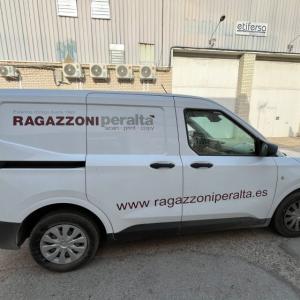Rotulación de furgoneta en vinilos de corte para Ragazzoni Peralta en Sevilla.