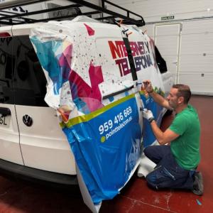 Rotulaci&oacute;n integral de furgoneta con vinilos fundidos en impresi&oacute;n digital. Point Telecom Sevilla