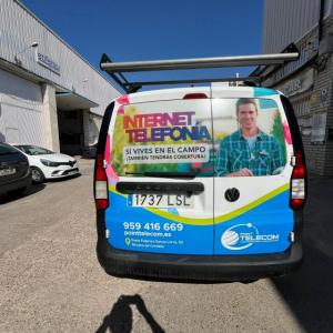 Rotulaci&oacute;n integral de furgoneta con vinilos fundidos en impresi&oacute;n digital. Point Telecom Sevilla