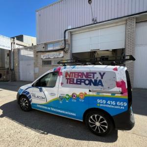 Rotulaci&oacute;n integral de furgoneta con vinilos fundidos en impresi&oacute;n digital. Point Telecom Sevilla