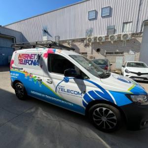 Rotulaci&oacute;n integral de furgoneta con vinilos fundidos en impresi&oacute;n digital. Point Telecom Sevilla