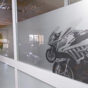 Rotulaci&oacute;n de mamparas en vinilo &aacute;cido plata impreso y laminado. &Aacute;rea de Cota en Subsector de Tr&aacute;fico de Sevilla.