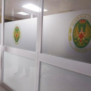 Rotulaci&oacute;n de mamparas en vinilo &aacute;cido plata impreso y laminado. &Aacute;rea de Cota en Subsector de Tr&aacute;fico de Sevilla.