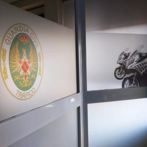 Rotulaci&oacute;n de mamparas en vinilo &aacute;cido plata impreso y laminado. &Aacute;rea de Cota en Subsector de Tr&aacute;fico de Sevilla.