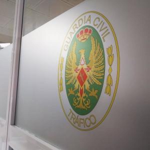 Rotulaci&oacute;n de mamparas en vinilo &aacute;cido plata impreso y laminado. &Aacute;rea de Cota en Subsector de Tr&aacute;fico de Sevilla.