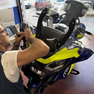 Rotulación de moto con diseño personalizado con vinilo amarillo flúor fundido, en moto Mitt 750 GT-K en Sevilla.