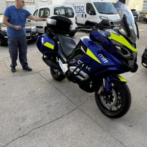 Rotulación de moto con diseño personalizado con vinilo amarillo flúor fundido, en moto Mitt 750 GT-K en Sevilla.