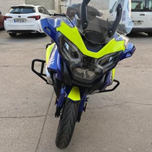 Rotulación de moto con diseño personalizado con vinilo amarillo flúor fundido, en moto Mitt 750 GT-K en Sevilla.