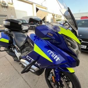 Rotulación de moto con diseño personalizado con vinilo amarillo flúor fundido, en moto Mitt 750 GT-K en Sevilla.