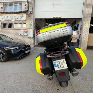 Rotulación de moto con diseño personalizado con vinilo amarillo flúor fundido, en moto Mitt 750 GT-K en Sevilla.