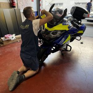 Rotulación de moto con diseño personalizado con vinilo amarillo flúor fundido, en moto Mitt 750 GT-K en Sevilla.