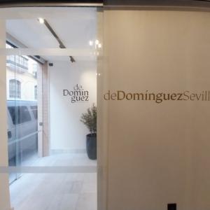 Rotulaci&oacute;n para decoraci&oacute;n de interiores para el Hotel Dom&iacute;nguez en Sevilla.
