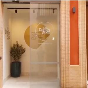 Rotulaci&oacute;n para decoraci&oacute;n de interiores para el Hotel Dom&iacute;nguez en Sevilla.