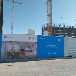 Rotulaci&oacute;n de vallado para Inmocaixa en Sevilla.