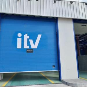 Rotulaci&oacute;n en vinilo de corte para se&ntilde;alizar las puertas de la ITV de Algeciras, C&aacute;diz.