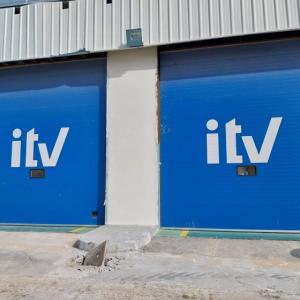 Rotulaci&oacute;n en vinilo de corte para se&ntilde;alizar las puertas de la ITV de Algeciras, C&aacute;diz.