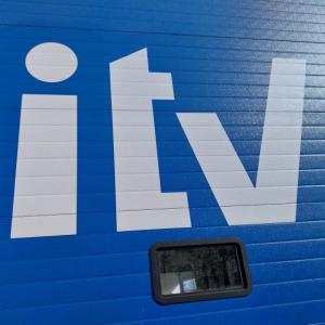 Rotulaci&oacute;n en vinilo de corte para se&ntilde;alizar las puertas de la ITV de Algeciras, C&aacute;diz.