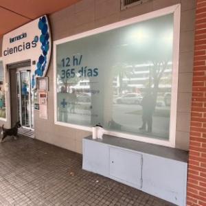 R&oacute;tulo caja corp&oacute;rea luminosa con frente calado para farmacia Ciencias Sevilla.