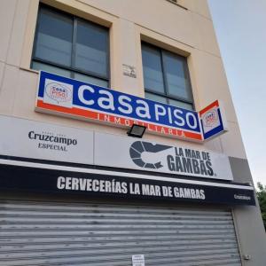 R&oacute;tulo en caja luminosa con frente de metacrilato rotulado para CasaPiso en Dos Hermanas Sevilla.