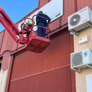 R&oacute;tulo cartel en bandeja con bastidor interior y rotulado con protecci&oacute;n UV. Para ID Hosterler&iacute;a en Dos Hermanas Sevilla.