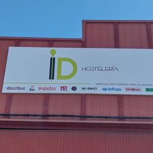 R&oacute;tulo cartel en bandeja con bastidor interior y rotulado con protecci&oacute;n UV. Para ID Hosterler&iacute;a en Dos Hermanas Sevilla.