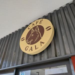 R&oacute;tulo cartel en caja corp&oacute;rea luminosa para Caf&eacute; Gala en Sevilla.