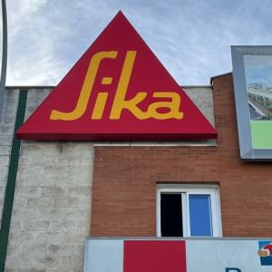 R&oacute;tulo cartel caja luminosa con frente de lona para Sika Sevilla.