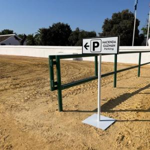 R&oacute;tulo cartel indicador de finca para Acesur en Sevilla.