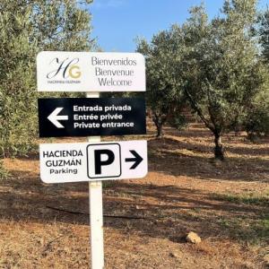 R&oacute;tulo cartel indicador de finca para Acesur en Sevilla.